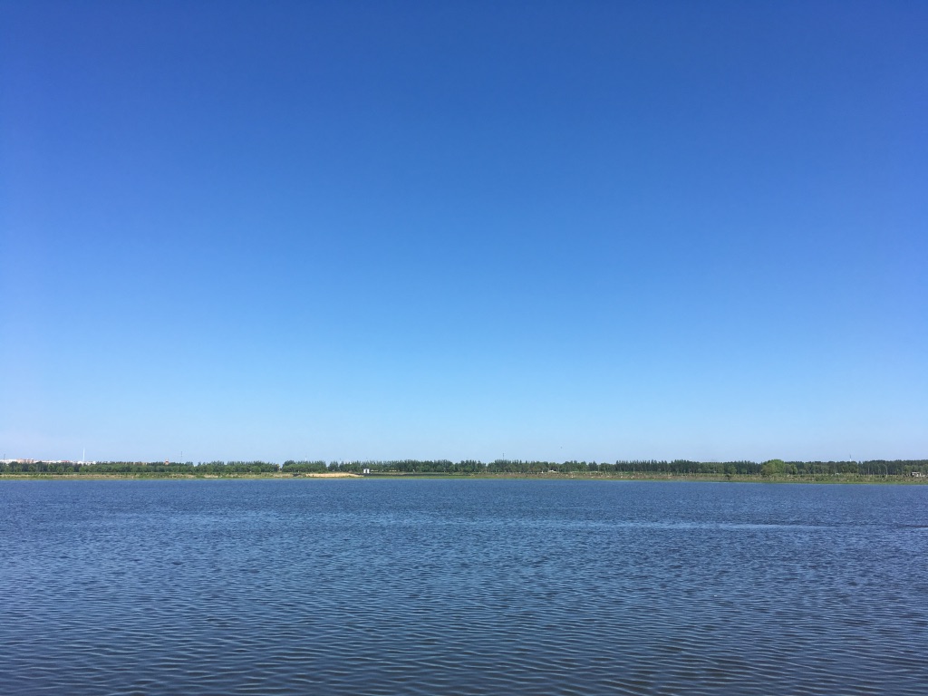不清澈的湖水